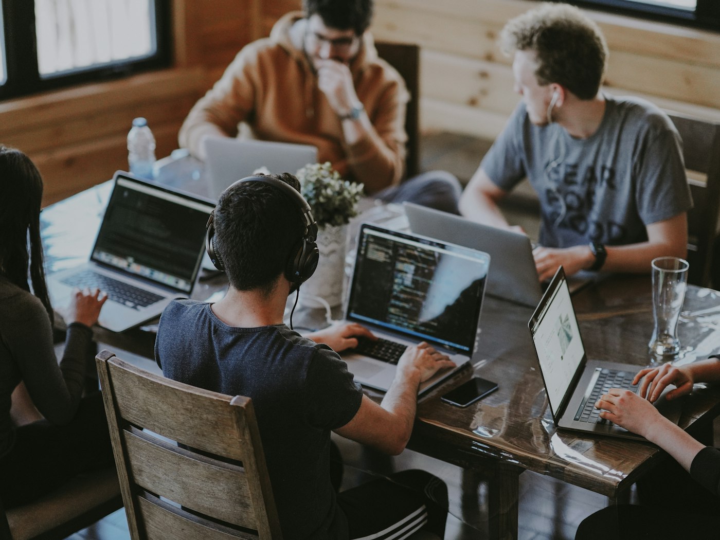 Team working together on a cloud migration project