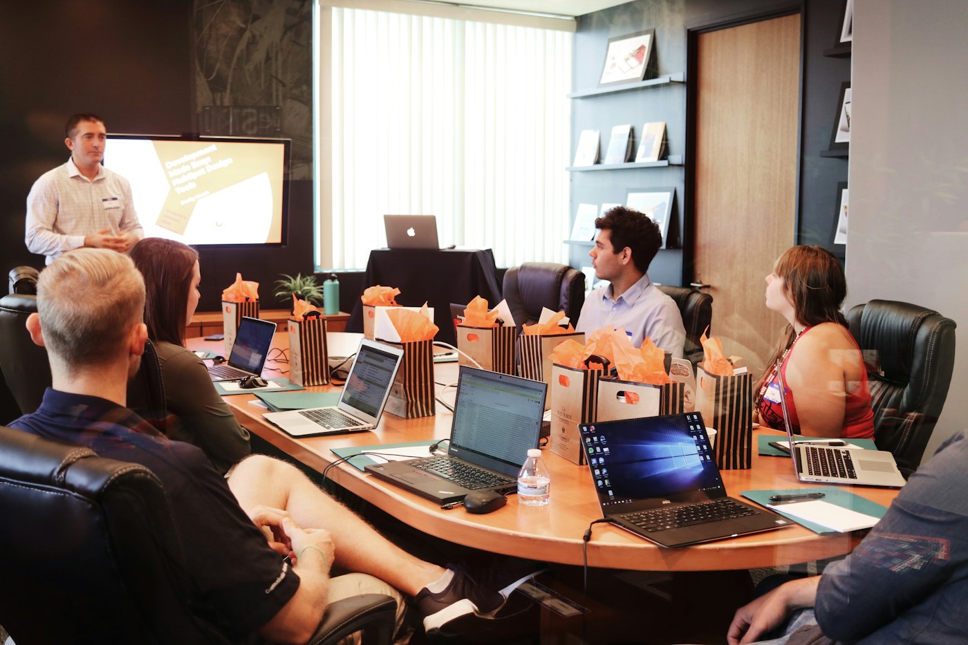 Team working together on a cloud migration project